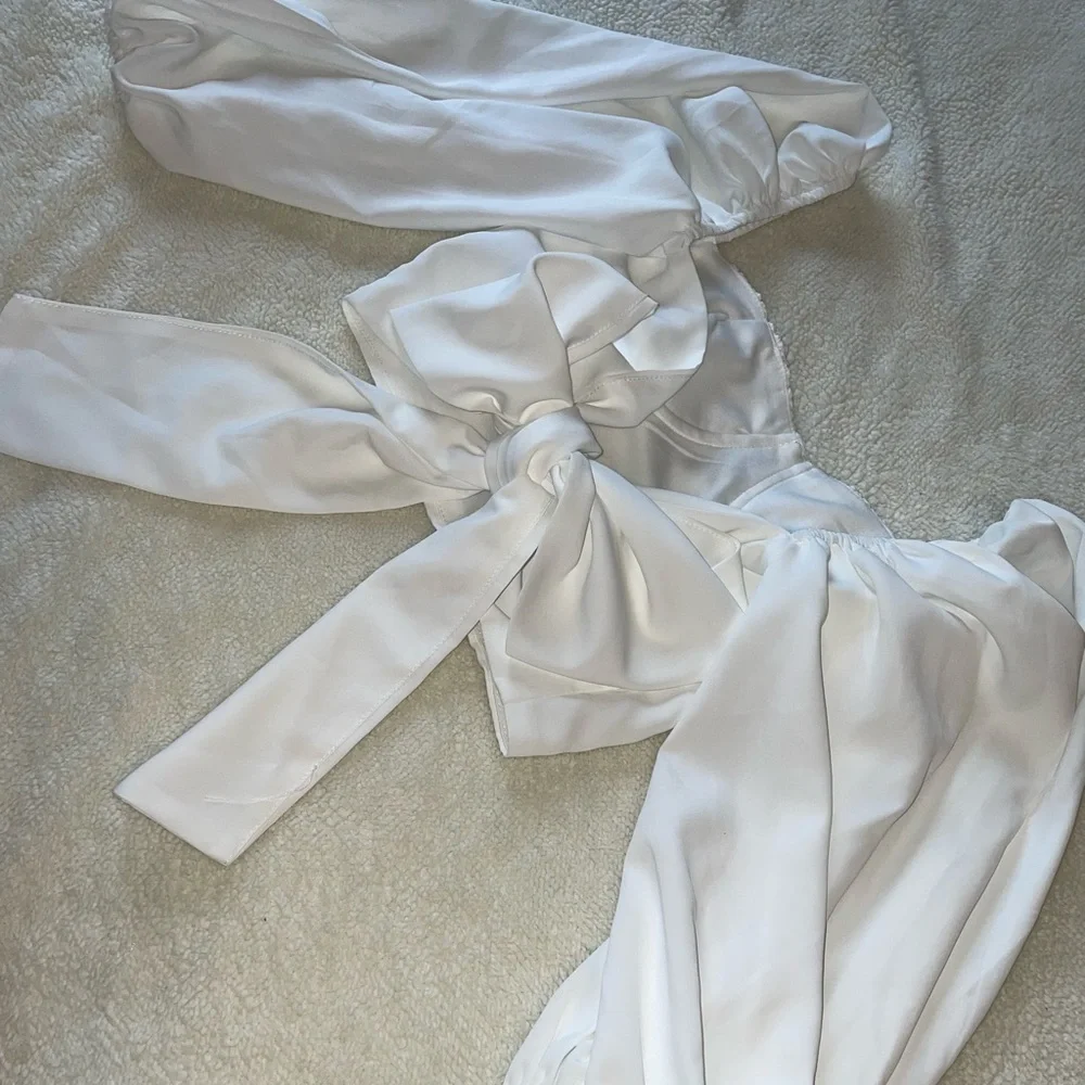 White long sleeve blouse with puff sleeves and a tie back. - Picture 3 of 5